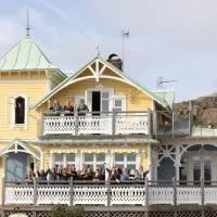 Strandflickornas Annex Gula Villan, hôtel à Lysekil