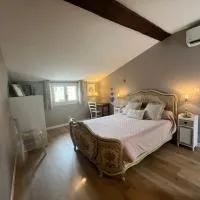 Chambres et Gîte PEYROUTAS " CAMILLE" Vignonet St Emilion, hotel a Vignonet