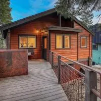 Stunning Lake Views, Hot Tub, & Two Living Rooms, hotel en Truckee