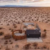Romantic Desert Retreat - Stargazing Dome, Hot Tub, Fire Pit, Hammocks, Cowboy Pool, hotel em Joshua Tree