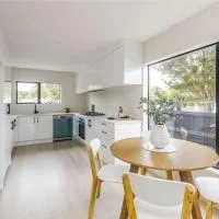 Family-Friendly 5-BR Home w Private Parking & Yard: Auckland'da bir otel