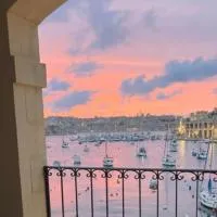 Front Row Malta - Valletta Views, Sunsets & Grand Harbour Living I 3-Bedroom House、Kalkaraのホテル