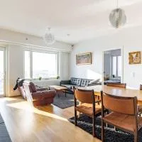 Next to metro and shopping center with great seaview, hotelli Espoossa