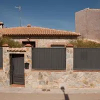 Casa con jardín y piscina en la Mancha, hotel en Santa María del Campo Rus