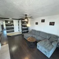Private Oasis Condo with River views across from Laughlin, hotel din Bullhead City