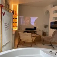 Maison avec balnéo privative & ambiance cinéma - Proche du Mont-Saint-Michel، فندق في Saint-Georges-de-Reintembault