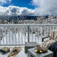 Modern Mount Buller Chalet Village Location Sleeps 12, hotel u gradu Maunt Buler