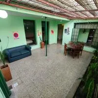 Lo de Miguel - Casa grande con estacionamiento privado, хотел в Estación Las Flores