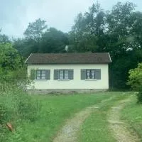Maison indépendante à proximité des lacs, hotel em Saint-Pierre-Bellevue