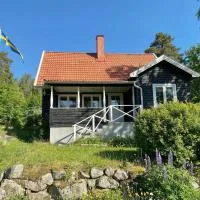 Lantligt hus med sjöutsikt och badplats، فندق في Vreta Kloster
