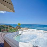 Beachfront Villa - Private Beach Access - Walk Everywhere without car - pool & jacuzzi, kh&aacute;ch sạn ở Albufeira