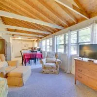 Rustic Retreat Across from Lake; Family Friendly!，Union的飯店