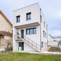 Maison 5 chambres et dépendance T2 - avec jardin - Proche Paris, hotelli kohteessa Cachan