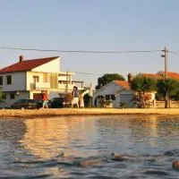 Family apartment on the Sandy beach! – hotel w mieście Zaton