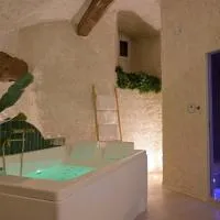 Les Voûtes - Loveroom Suite Spa Balnéo & Hammam Privatifs Atypique,Auriol的飯店