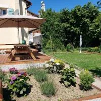 2Bed House Sleeps 4 - Parking Views 3min to Town, Hotel in Confolens
