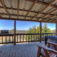 Rocky Ridge Cedar Cabin with Hot Tub & Amazing Views, hotel a Crabapple