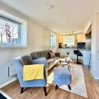 3 Beds - Near Airport - Free Parking - Central Leknes, hotel a Leknes