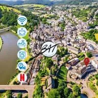 BAT Home Solutions Saarburg Altstadt - alles was ein Hotel nicht bietet - 3 Apartments 45 bis 75 qm für bis zu 12 Personen - direkt unter der Burg - 2 Min zur Altstadt - Weinbergblick, Heimkino und E-Ladesäulen, hotel en Saarburg