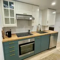 Charming Full Basement Unit, hotell i Hamilton