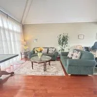 Spacious three bedrooms, Queenbeds entire House, free parking and wifi, hotel din Coquitlam
