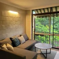 Breezy entire 2 bedroom unit top floor next to UQ, hotel a Brisbane