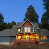 Cozy Family Cabin Deck & Fire Table Sleeps 10, hotel v destinaci Flagstaff