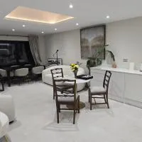 Modern 2 bed home with Ensuites & Private Parking, hotel em Exeter