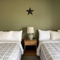 The Trail Inn - Amana, IA - Main Amana Colony, מלון בAmana