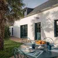 Maison bretonne au calme, vue imprenable sur la mer, grand jardin, hôtel à Pleubian