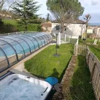 Aux Tilleuls de Renaison, hótel í Renaison