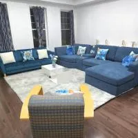 Spacious family friendly 2 bedroom home: Brampton şehrinde bir otel