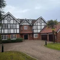 Luxury 6 Bed Mansion with Cinema, Gardens & Gated Estate, ξενοδοχείο σε Gerrards Cross