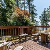 Smugglers Lagoon Beach Cottage by AvantStay、Greenbankのホテル