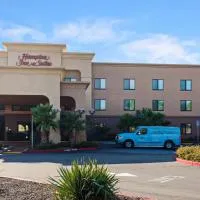 Hampton Inn & Suites Oakland Airport-Alameda، فندق في ألاميدا
