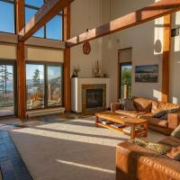 Ucluelet Luxury Oceanview Condo 3BD with Loft Steps to Beach, hotelli kohteessa Ucluelet