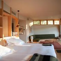 Les Échasses Golf & Surf Eco Lodge، فندق في Saubion