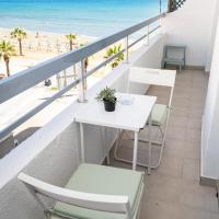 Lazuli Beachfront 1 bedroom- Finikoudes, hotelli Larnakassa
