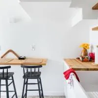 The Forest Door - Studio Suite in Stone Cottage，Tryon的飯店