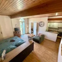 Lumineux studio en dernier étage, centre de Sospel – hotel w mieście Sospel