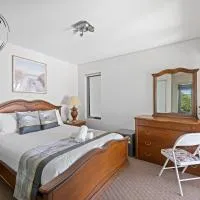 Deluxe Waterfront Queen Room in Caringbah South - Gorgeous Views All Around - Shared Bathroom, hotel sa Lilli Pilli
