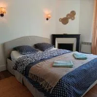 Appartement Refait a neuf avec accès au jardin , local vélo et Wifi, hotel en La Machine