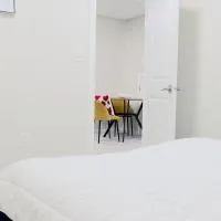 Cozy & Stylish Basement in Bonavista Winnipeg, hotell i Winnipeg