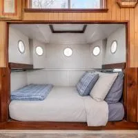 Shipwreck with upper deck, Dock Access, Kayaks โรงแรมในKarnack