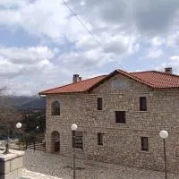 Petra & Elato Art Hotel: Valtessiniko şehrinde bir otel