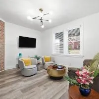 Bright & Clean 2BR Near Downtown Porch Parking, hotel Pittsburgh-ben