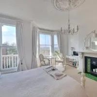 West Hill Retreat Edwardian Balcony Ensuite with Room Served Breakfast, hotel din Hastings