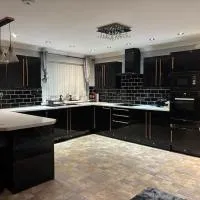 The Moon Stylish Cosy Apartment Near Pontypool, hotel en Pontnewynydd