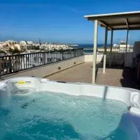 Doni Signature Penthouse with Hot Tub & Views, hotelli kohteessa Mellieħa