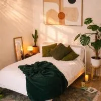 Modern Studio Apartment with Kitchenette near Belfast, hotelli kohteessa Dundonald